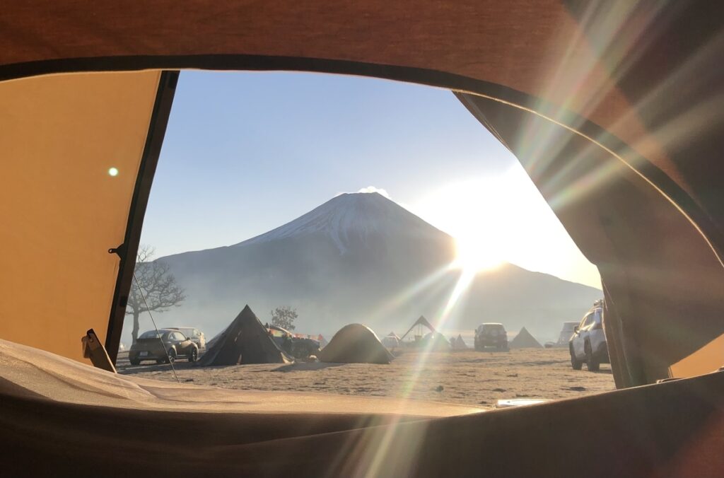 ふもとっぱらキャンプ場のテントの中から見た早朝の富士山
